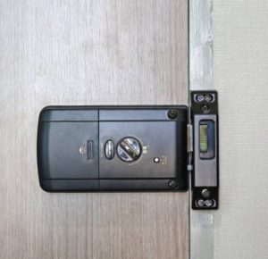 電子門鎖邊隻好